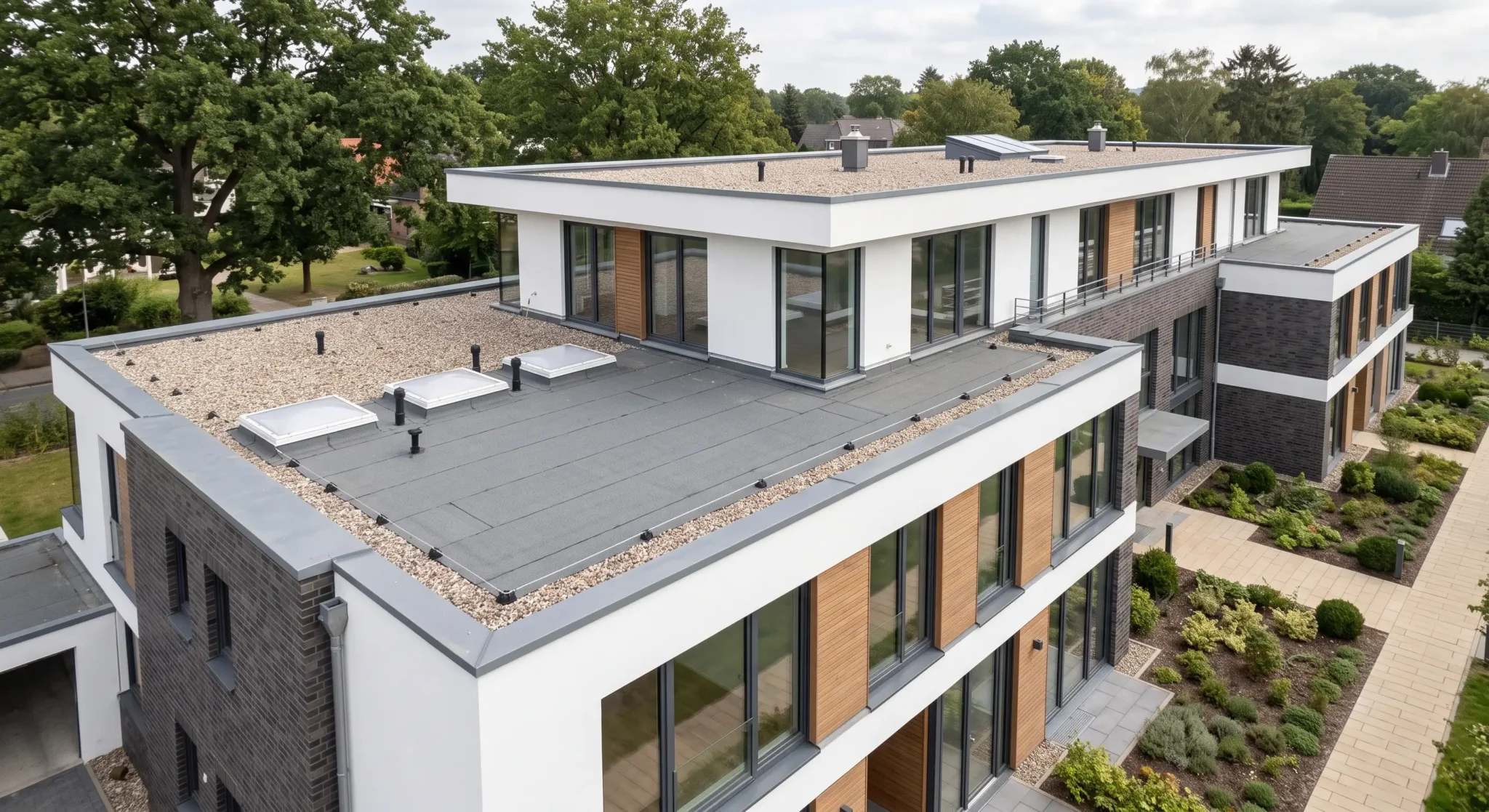 Flachdach eines Mehrfamilienhauses in Hannover während der fachgerechten Abdichtung
